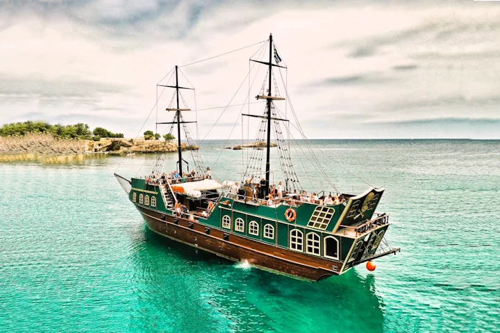 From Hersonissos: Half-Day Pirate Boat Trip with Lunch